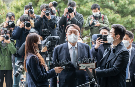 윤석열 검찰총장이 4일 서울 서초구 대검찰청에서 사의를 표명하고 있다. 이슬기기자 9904sul@